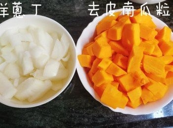 step1: 洋葱切粒，南瓜切粒