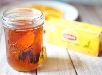 step1: 將紅茶包放入室溫水浸泡5至6分鐘，取出茶包後放入雪櫃冷藏一晚。
📝如果想茶味香濃一點，或者會加冰塊飲用的話，可以增加浸泡時間。