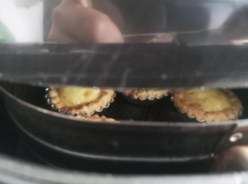 step8: 完成後不要立即取出，打開爐留少少隙冷卻3分鐘。