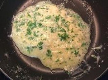 step8: 煮好的蘆筍起鍋後用可飲用水略沖洗ㄧ下（不需降溫）再瀝乾，擺在盤子上；用筷子沾點起司試鹹度，再用鹽和黑胡椒粉調味；