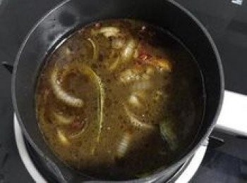 step9: 接著倒入水或雞高湯煮滾後，試味道用鹽和糖調整即可。