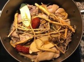 step4: 加入人蔘雞湯料包、蒜頭、紅棗；