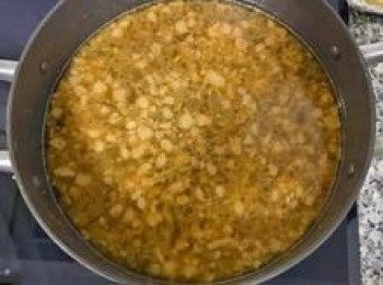 step9: 和等量的冷水，大火煮滾後蓋蓋子轉小火滾40分鐘；