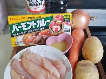 step1: 預備材料，洋蔥去衣切塊; 甘筍去皮切塊; 薯仔去皮切塊。