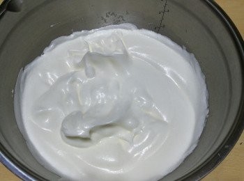 step4: 將檸檬汁加入蛋白，用打蛋器將蛋白打發，75克糖分兩次加入，把蛋白打至企身(即拉起的蛋白尖不會下垂便可)。