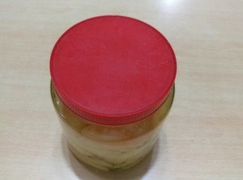 step4: 蓋上蓋子，將菠蘿酒放在陰涼處，不要被陽光照射到，菠蘿酒浸三個月便可飲用。