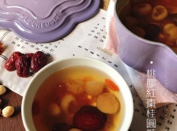 step5: 煮滾，加蓋，轉小火煮約35分鐘；加入浸軟的杞子。