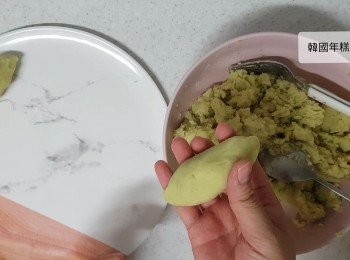 step7: 將蕃薯蓉分成十二份，然後搓成似蕃薯的形狀，待用。