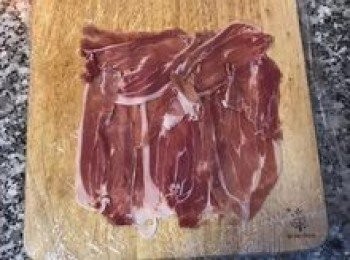 step8: 工作檯鋪保鮮膜，將帕馬火腿薄片同向鋪上（約可捲起牛排的寬度），