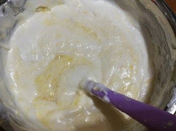 step5: 把蛋黃漿和一半打發好的蛋白混合，攪拌均勻。再將另一半蛋白加入混合物內。
