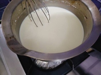 step4: 除了魚膠粉溶液和熟黃豆粉以外，把其余材料全部倒入鍋裡攪拌均勻，將豆奶液用小火煮至周邊微微冒泡即可離火。