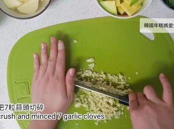 step5: 把七粒蒜頭切碎然後放入碗裡，