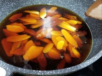 step2: 將整枝麻油倒入鑊中,加入薑片,用最慢火將麻油及薑片煮滾