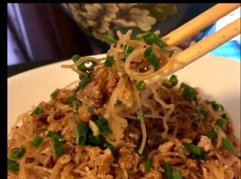 step7: 以小火煮滾大約3~5分鐘後，開中火將湯汁略收乾，記得邊收汁邊翻攪，才不會黏鍋，等到湯汁完全收乾，熄火，淋上少許香油拌勻，最後灑上蔥花便成。



想知道我更多食譜，可去我Facebook 專頁。
https://m.facebook.com/carlineki/