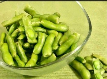 step2: 熱鍋水沸後放入八角及鹽巴和毛豆，煮5分鐘，不可將鍋蓋上，然後收火於沸水中2分鐘後，撈起來用冷開水漂涼、瀝乾。待涼後的毛豆便可享用。



而沒吃完的毛豆去殼，將一粒粒的豆，裝入保鮮袋內放入雪櫃，可作日後炒餸用。
.





想知道我更多食譜，可去我Facebook 專頁。
https://m.facebook.com/carlineki/