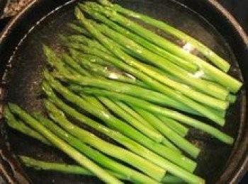 step4: 煮滾一鍋水，加入2茶匙鹽，入蘆筍煮3-5分鐘；