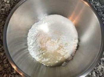 step3: 中筋麵粉+酵母+糖秤好混勻；