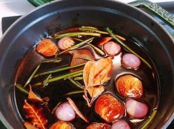 step2: 先做瑞士汁，除<a href="https://bit.ly/3zHU5V3" target="_blank" data-keyword="雞翼" class="guide-link"><strong>雞翼</strong></a> <span style="display:inline-block;vertical-align:middle;margin-top:-3px;color:initial;border-radius:3px;padding:2px 3px;font-size:12px;line-height:14px;background:#87d300;color:#fff;">即買</span> 外，所有材料加入煲滾，而冰糖份量視乎個人喜好而定(瑞士汁偏甜，所以冰糖份量會較多)。轉慢火熬至材料出味，記得要試味。