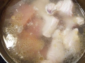 step5: 五花肉和鹹肉加入數片薑片汆水備用。