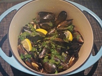 step3: 然後加入芫茜同檸檬搞勻，閂火並冚蓋焗1-2分鐘，完成！