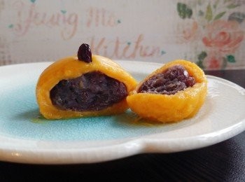 step14: 豆沙餡被薄薄的糯米皮均勻地包著。