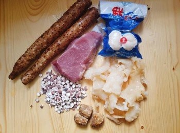 step1: 豬肉切件出水備用
淮山去皮塊片 （記得佩戴手套去皮呀，不然皮膚會很癢哦、蜜棗、百合、茨實略㓎備用
花膠提前1晚浸發。
煲內入水，除花膠和百合外，將所有材料放入煲內煲滾后轉小火煲1小時后加入百合再煲20分鐘，最後再加入花膠煲10分鐘左右，若想湯更香濃可將時間加長。
。