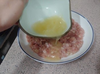 step6: 最後加入油撈勻後舖在碟上; 淋上餘下的混合蛋白，