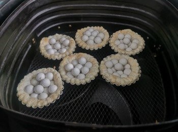 step6: 酥皮用烘焙石仔或加一個蛋撻模壓住酥皮防谷起，用185度焗5分鐘，完成5分鐘後略為攤凍備用。