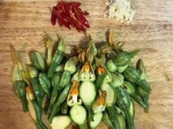 step2: 蒜頭拍扁去皮切末；辣椒去籽斜切（喜歡辣的話就不需去籽）；櫛瓜花對剖成半；