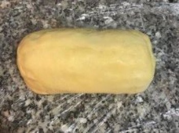 step12: 最後將兩邊的保鮮膜轉緊整型後再次放入冷凍10分鐘。