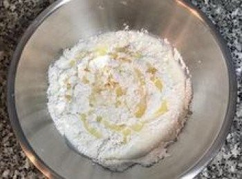 step5: 加入牛奶和沙拉油（因南瓜泥含水量各有不同，故牛奶可留一點點視麵糰狀況斟酌調整）；