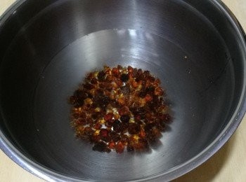 step1: 桃膠要用水浸過夜，約泡18小時。浸好後桃膠大約會漲大8倍。浸好後的桃膠成淺黃色，逞透明狀。此時，可反覆清洗，除去黑色的雜質，備用。