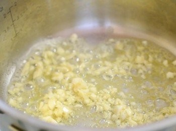 step2: 熱鍋後落牛油, 落蒜蓉爆香