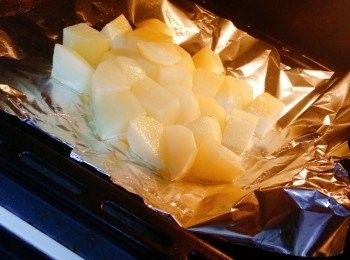 step4: 薯仔噴上少許油並放入焗爐(180度)焗至表面微微焦黃。