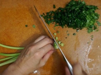 step3: 唐芹、芫茜、蔥洗淨去根，切粒備用