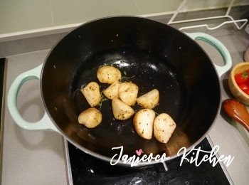 step8: 配菜步驟：
番茄洗淨瀝乾待用。薯仔洗淨瀝乾並切塊，用迷迭香，黑胡椒和鹽簡單醃15分鐘。