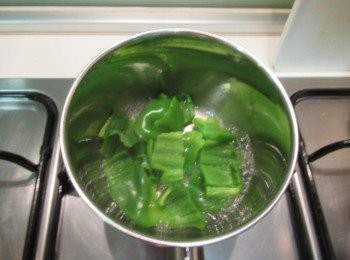 step3: 取小鍋子,倒入酒煮滾出香氣續放入步驟1拌勻.