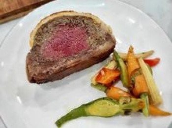 step14: 牛排烤好後從烤箱取出靜置10分鐘後再切開(用麵包刀),先將側邊切掉,再將牛排切厚片(切太薄容易碎裂)，接著便可擺盤上菜。