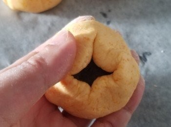 step9: 放上餡後用拇指和食指將四邊粉糰慢慢推上並收緊。