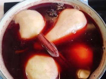 step4: 準備一個鍋，倒入<span class="group_1">果酒汁料</span>，用中小火煮熱。放入長啤梨，紅酒僅僅蓋過梨就可以。