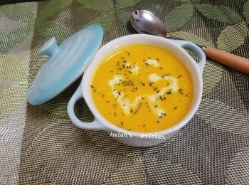 step10: 装入碗中，慢手加些牛奶，香草装饰即可，趁热享用。