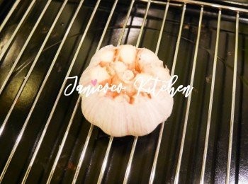 step9: 大蒜切去蒜頭部分，倒入少許橄欖油和鹽。焗爐預熱180度。