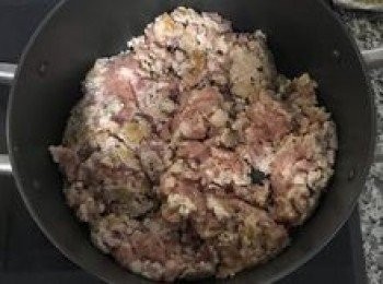 step4: 不沾鍋不放油，直接將絞肉炒出油；