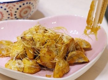 step8: 快手繞在芋仔上, 造出拔絲裝飾, 重覆多次至足夠為止即成.