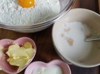 step4: 預備麵包材料: 鮮奶、酵母和糖先拌勻。