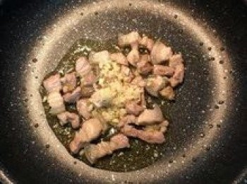 step4: 放入蒜末快炒；