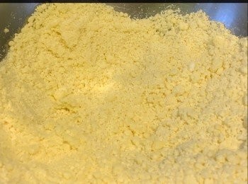 step2: 低筋麵粉及泡打粉過篩，加入白糖和海鹽拌勻。