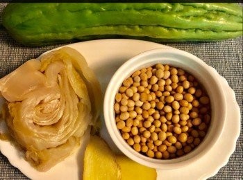 step1: 涼瓜，潮洲鹹酸菜，黃豆和薑。