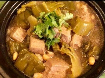 step6: 如果豬腩肉未夠焾，可以再加多一點滾水，蓋上蓋以中火煮至汁略收乾水，加調味料和生粉水便可熄火。炆好後上碟，加少許芫茜作裝飾便可。


想知道我更多食譜，可去我Facebook 專頁。
https://m.facebook.com/carlineki/