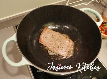 step5: 表層變啡色，甚至有點脆邊，反過來煎另一面，約45秒-1分鐘。加入牛油，牛油溶化後反覆用匙羹淋在牛扒上。